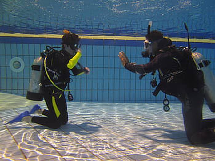 Cours de plongée en piscine Sigillum Borgo at Arbatax Park Arbatax - Sardaigne Cours de plongée en piscine Sigillum Borgo at Arbatax Park Arbatax - Sardaigne
