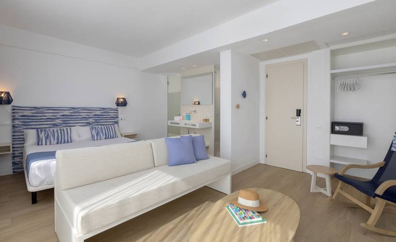 Junior suite sea view cala romántica blau punta reina junior suites majorca Junior suite sea view cala romántica blau punta reina junior suites majorca