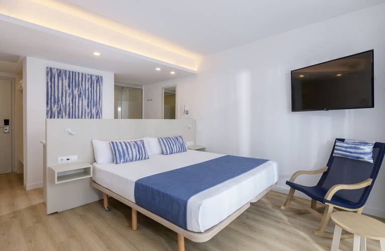 Double room sea front view deluxe blau punta reina resort majorca Double room sea front view deluxe blau punta reina resort majorca