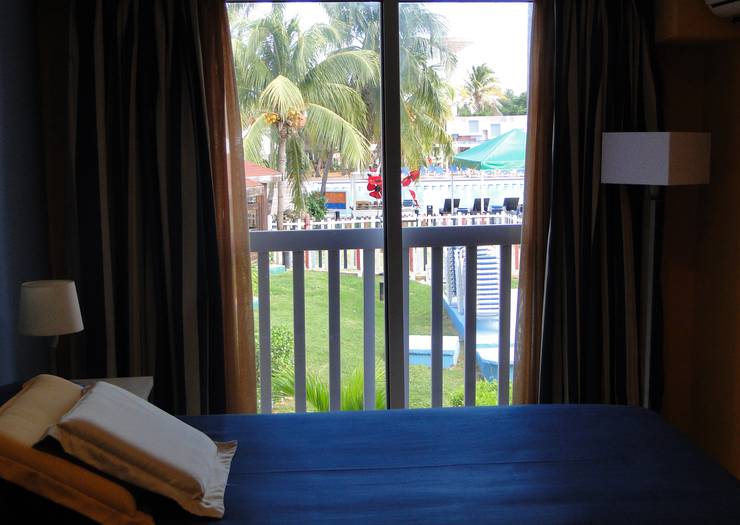 Doppelzimmer mit poolblick blau arenal habana beach  Kuba